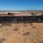 EEUU construye muro negro en la frontera con México para dificultar escalada de migrantes
