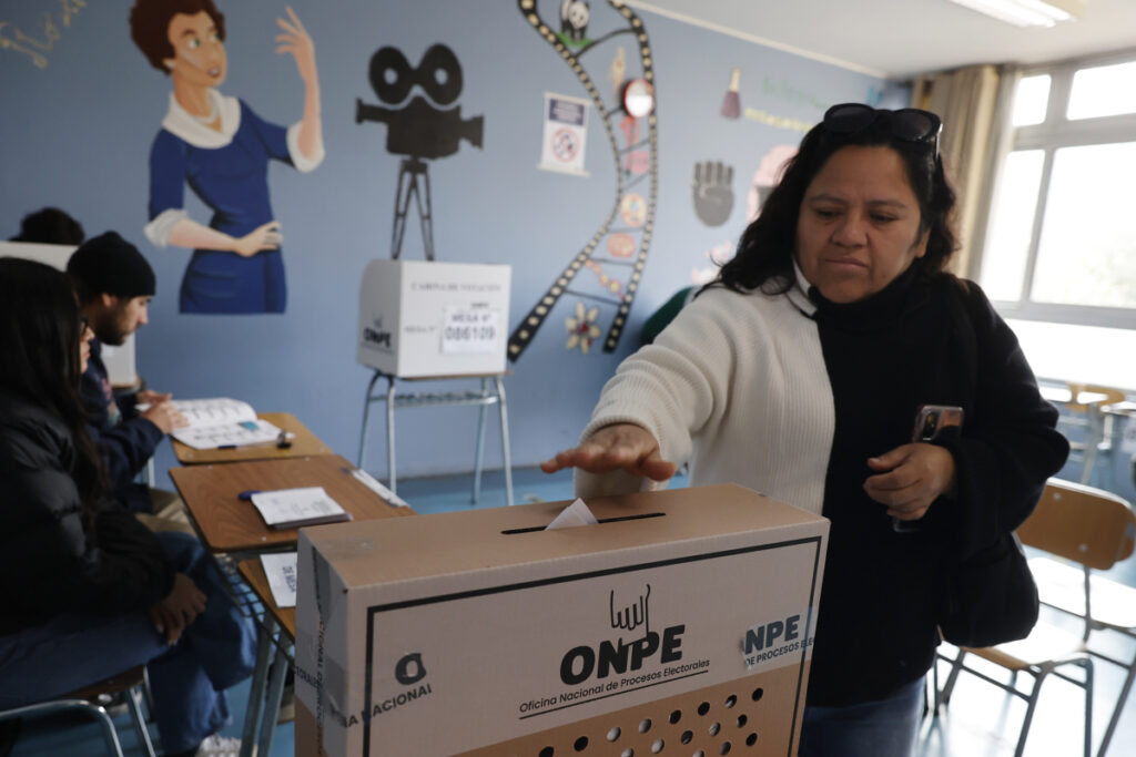 Peruanos votan en Chile durante la segunda vuelta presidencial
